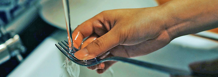 Lavar a mano los utensilios más pequeños